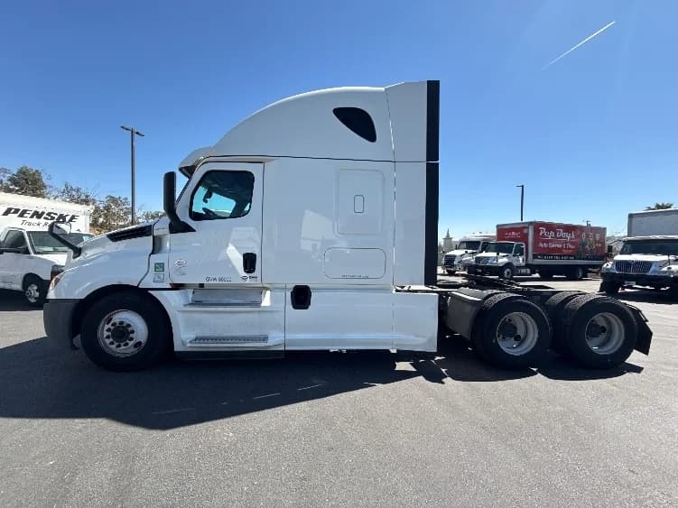 2020 Freightliner Cascadia in Fontana, CA — photo 4