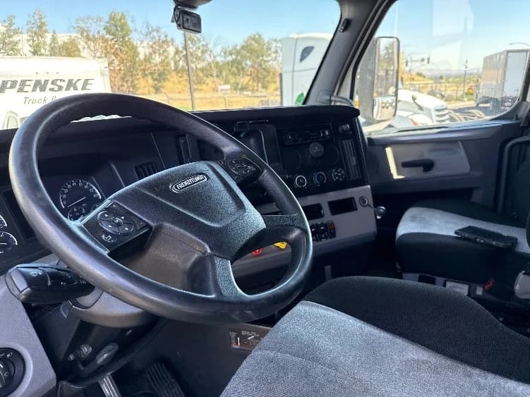 2020 Freightliner Cascadia in Fontana, CA — photo 10