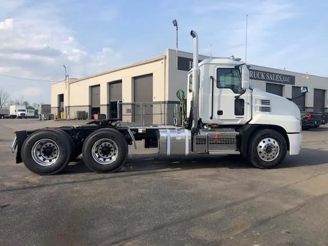 2025 Mack Anthem — photo 5