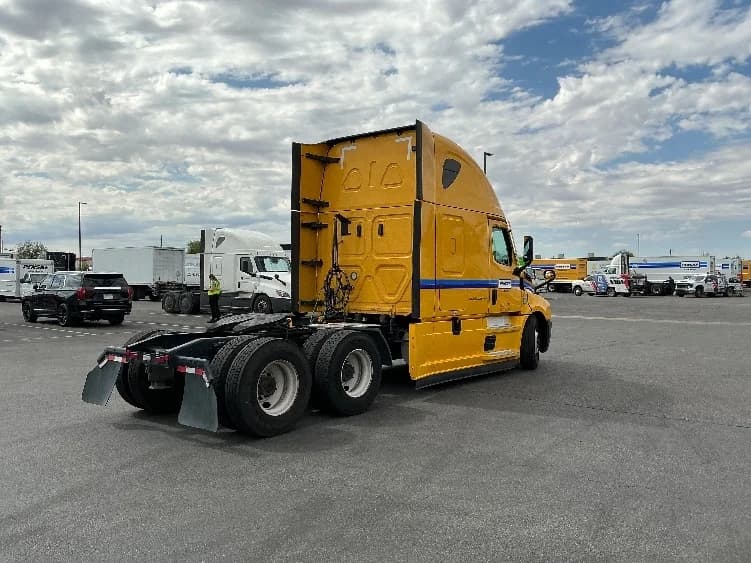 2022 Freightliner Cascadia in Phoenix, AZ — photo 6