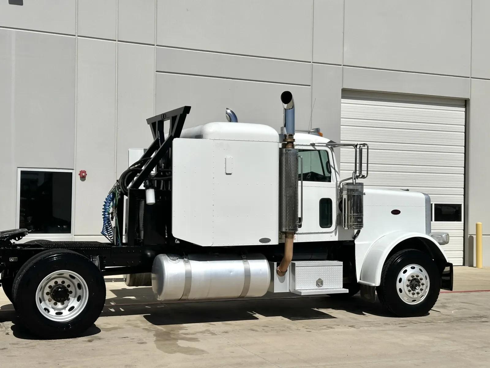 2008 Peterbilt 388 in Hutchins, TX — photo 7