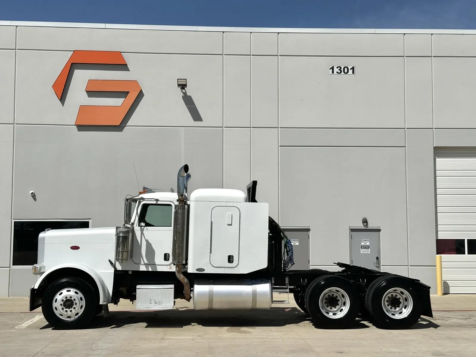 2008 Peterbilt 388 in Hutchins, TX — photo 4
