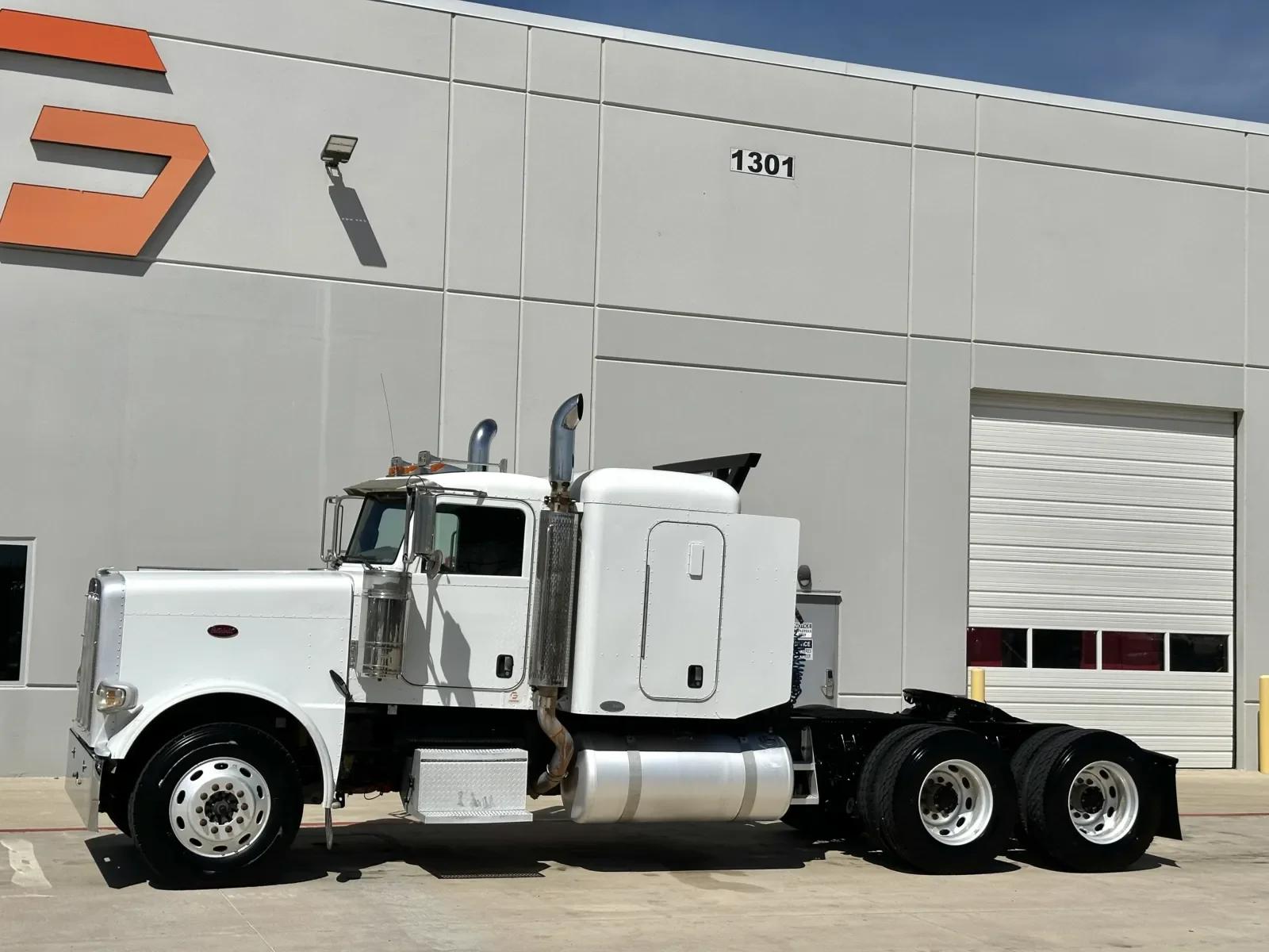 2008 Peterbilt 388 in Hutchins, TX — photo 2