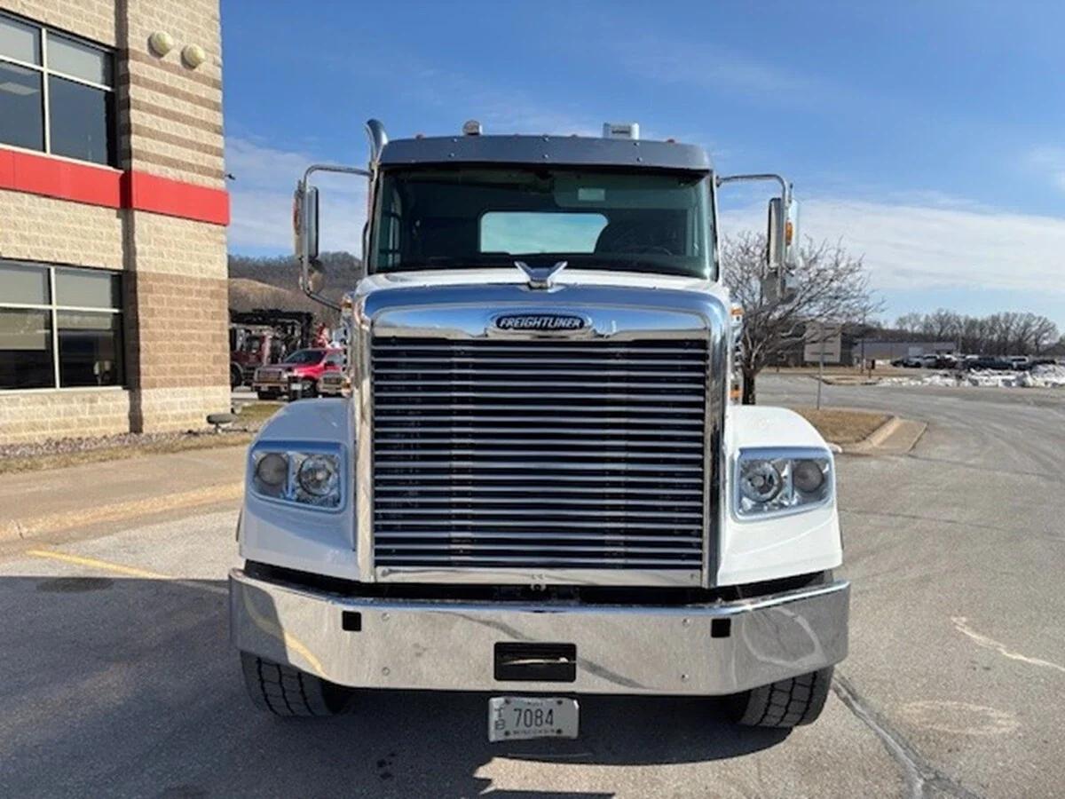 2021 Freightliner 122SD — photo 2