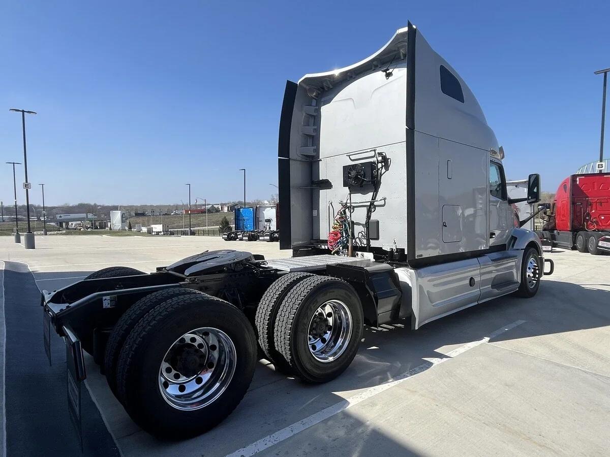 2023 Peterbilt 579 in Kansas City, MO — photo 9