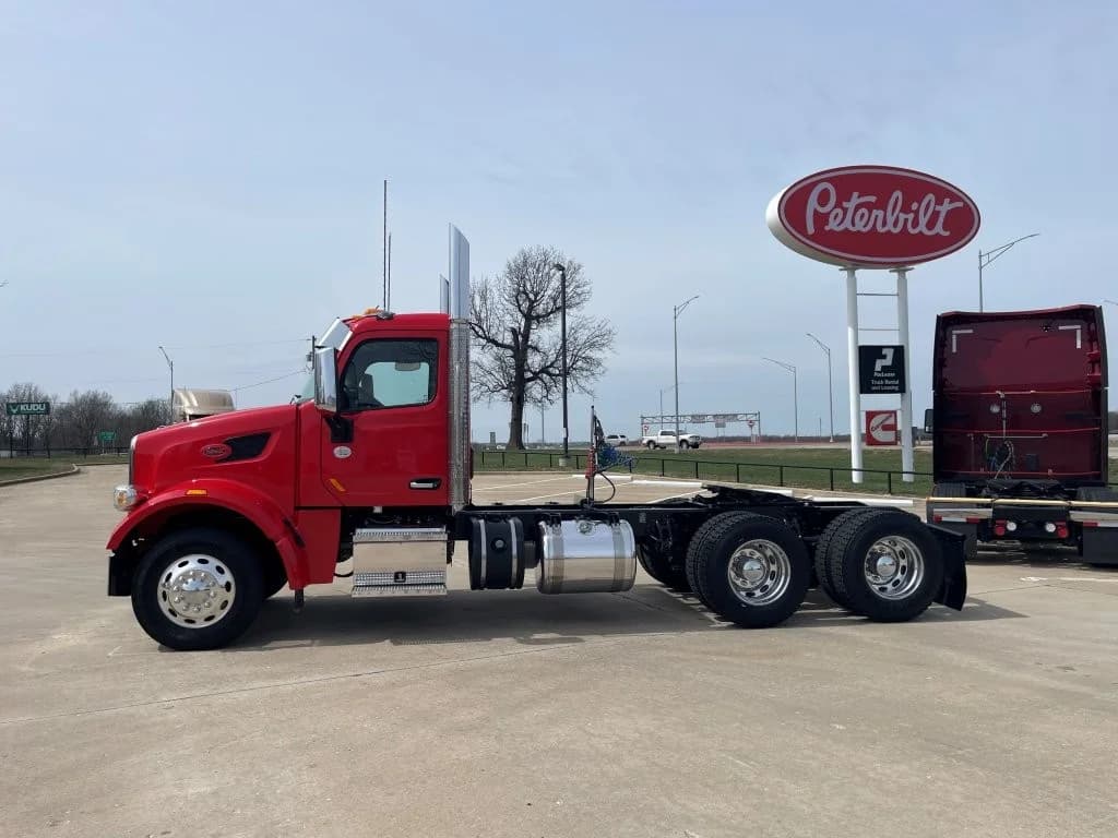 2020 Peterbilt 567 in Springfield, MO — photo 2