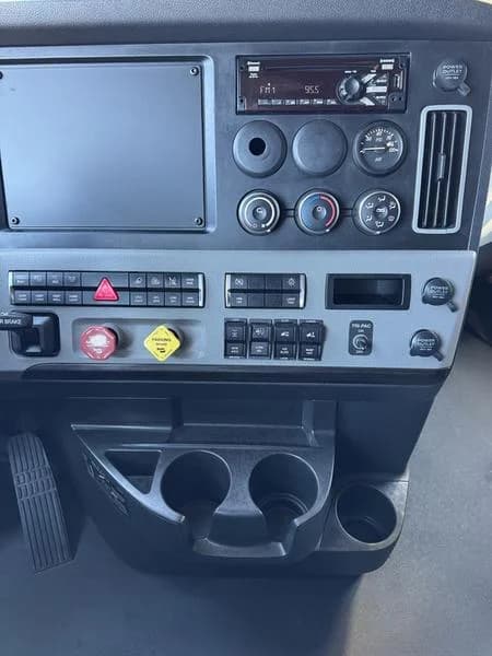 2022 Freightliner Cascadia in Montgomery, AL — photo 7