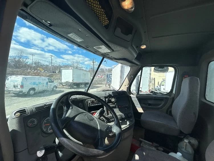 2017 Freightliner Cascadia in Braintree, MA — photo 10