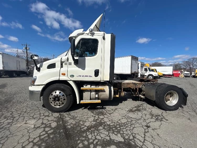 2017 Freightliner Cascadia in Braintree, MA — photo 4