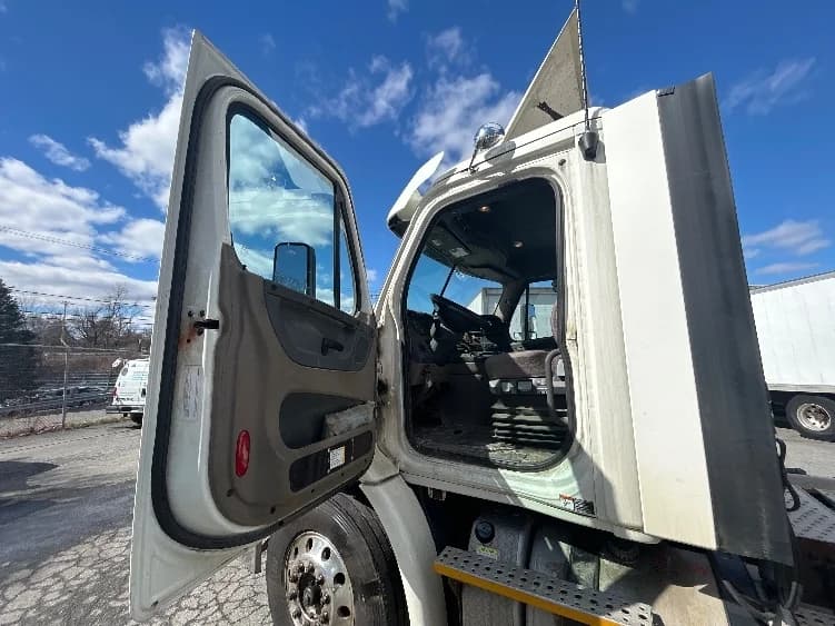 2017 Freightliner Cascadia in Braintree, MA — photo 9