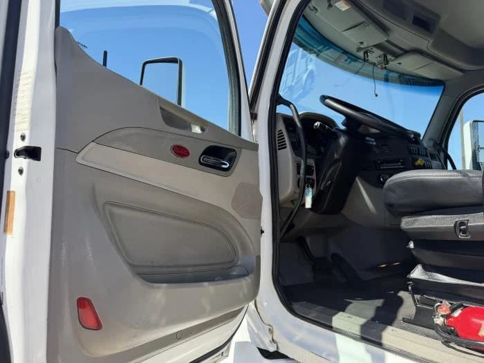 2021 Peterbilt 567 — photo 27