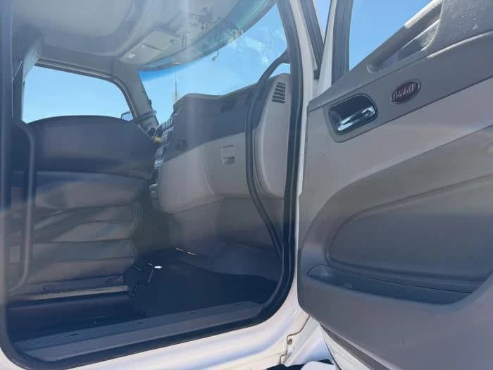 2021 Peterbilt 567 — photo 25