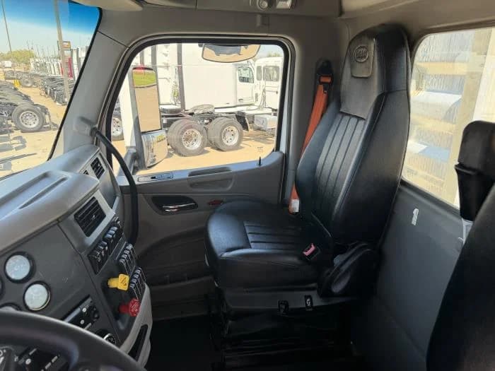2021 Peterbilt 567 — photo 28