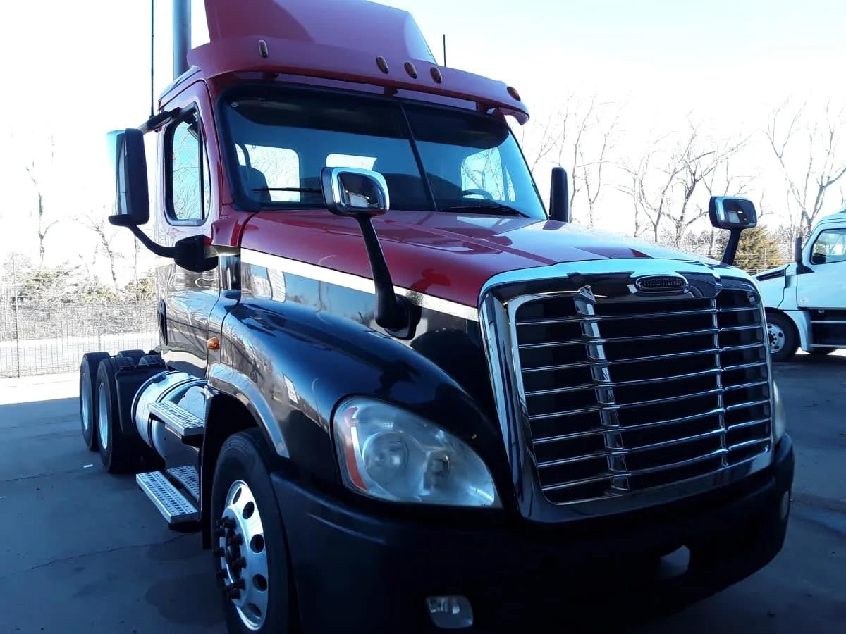 2016 Freightliner Cascadia in Kansas City, MO — photo 3