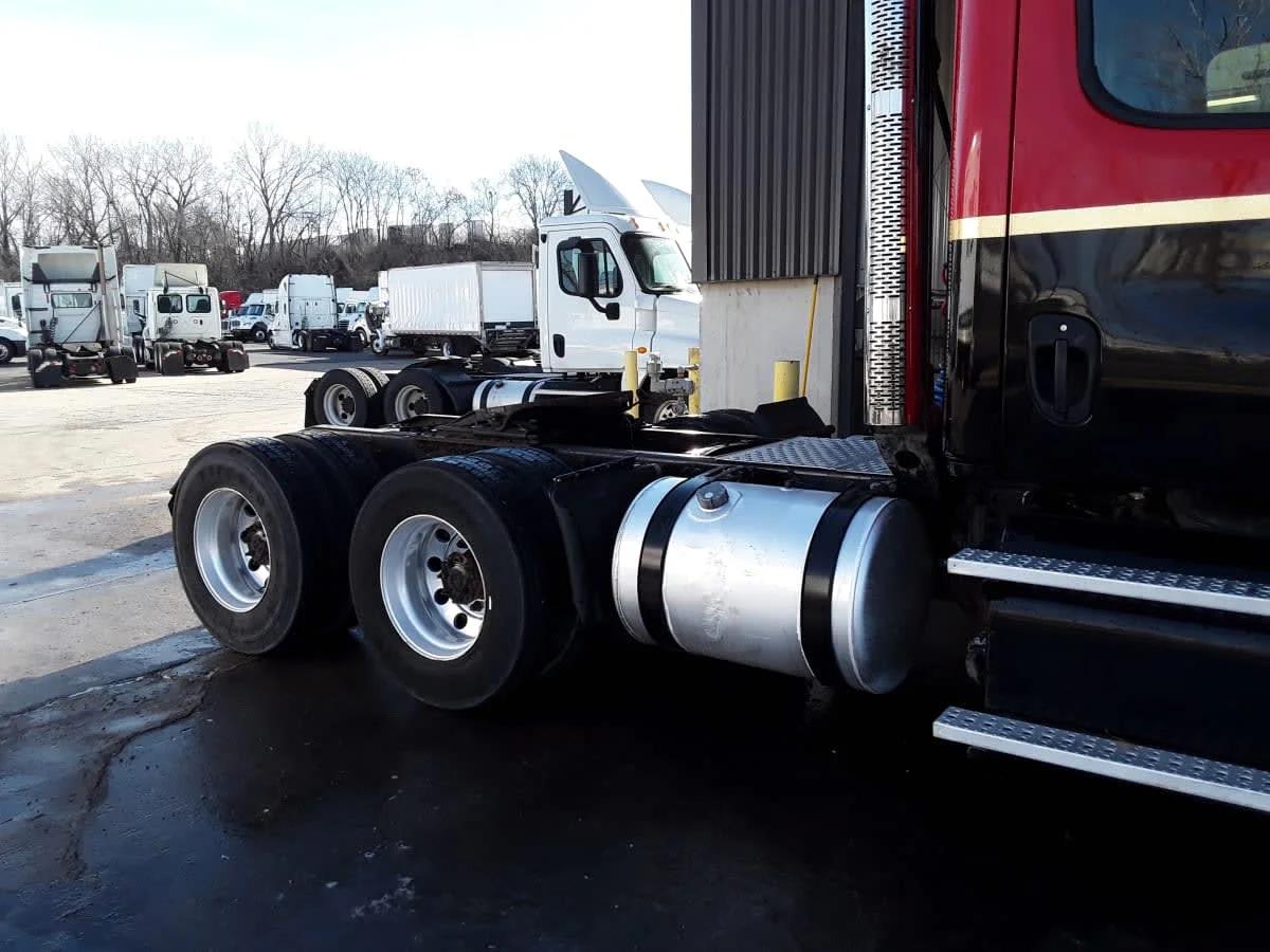 2016 Freightliner Cascadia in Kansas City, MO — photo 4