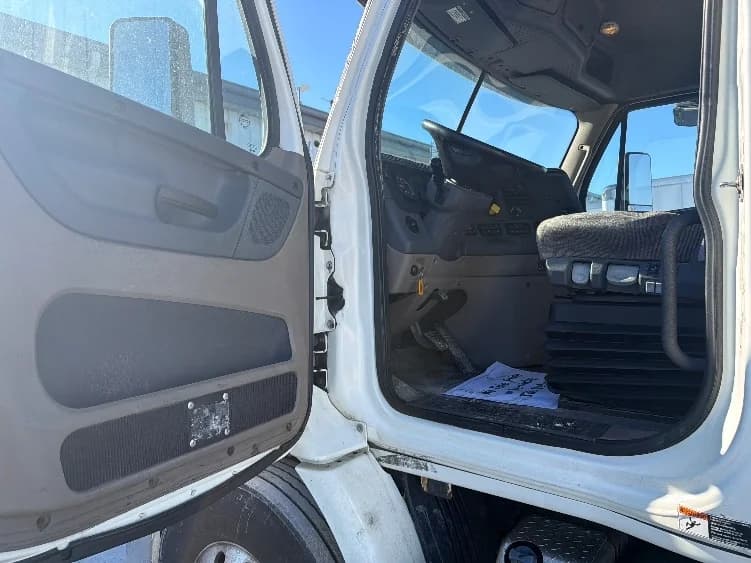 2018 Freightliner Cascadia in Sturtevant, WI — photo 9