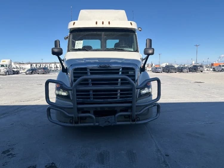 2018 Freightliner Cascadia in Sturtevant, WI — photo 2