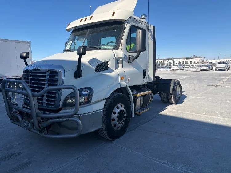 2018 Freightliner Cascadia in Sturtevant, WI — photo 3