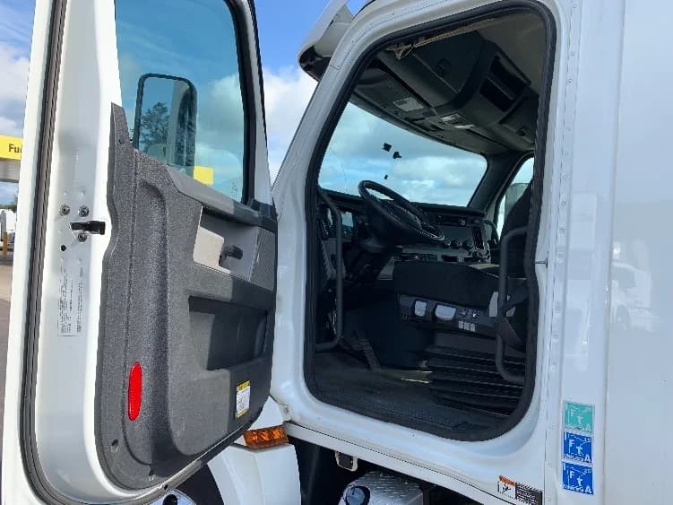 2020 Freightliner Cascadia in Norton, MA — photo 9