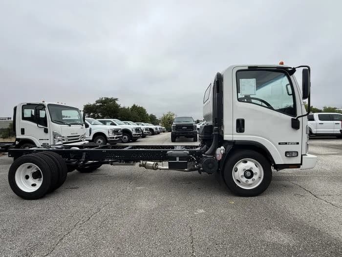 2025 Isuzu NRR in Dallas, TX — photo 6