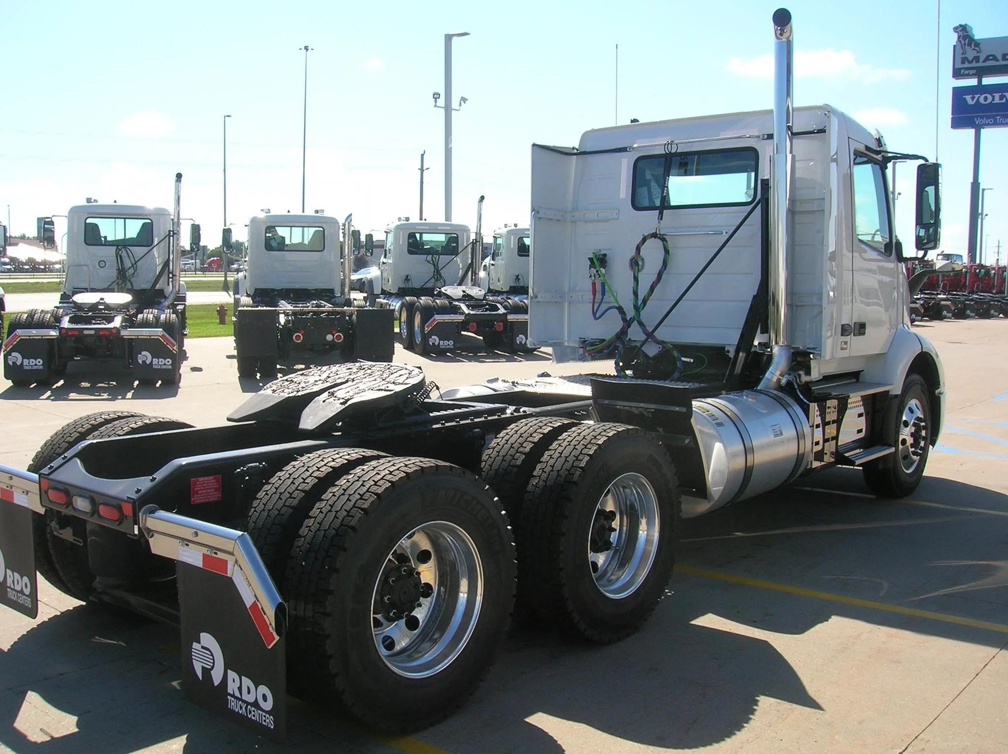 2026 Volvo VNR 640 — photo 5