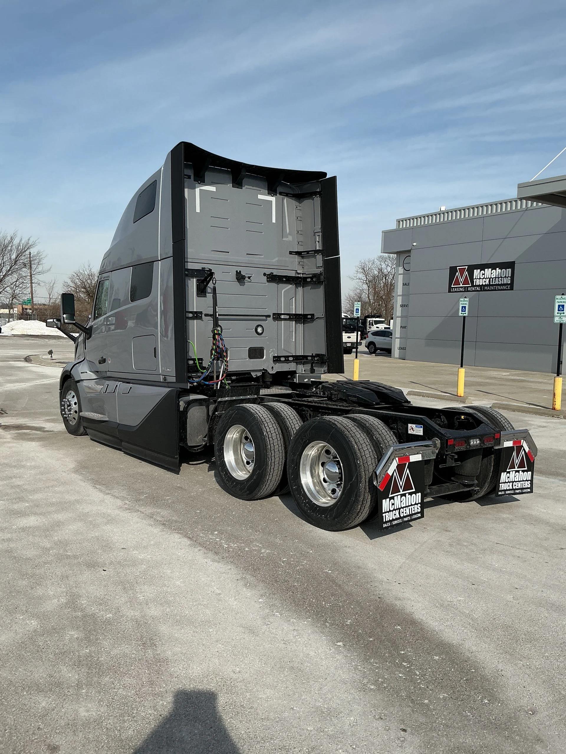 2026 Volvo VNL 860 in Indianapolis, IN — photo 7