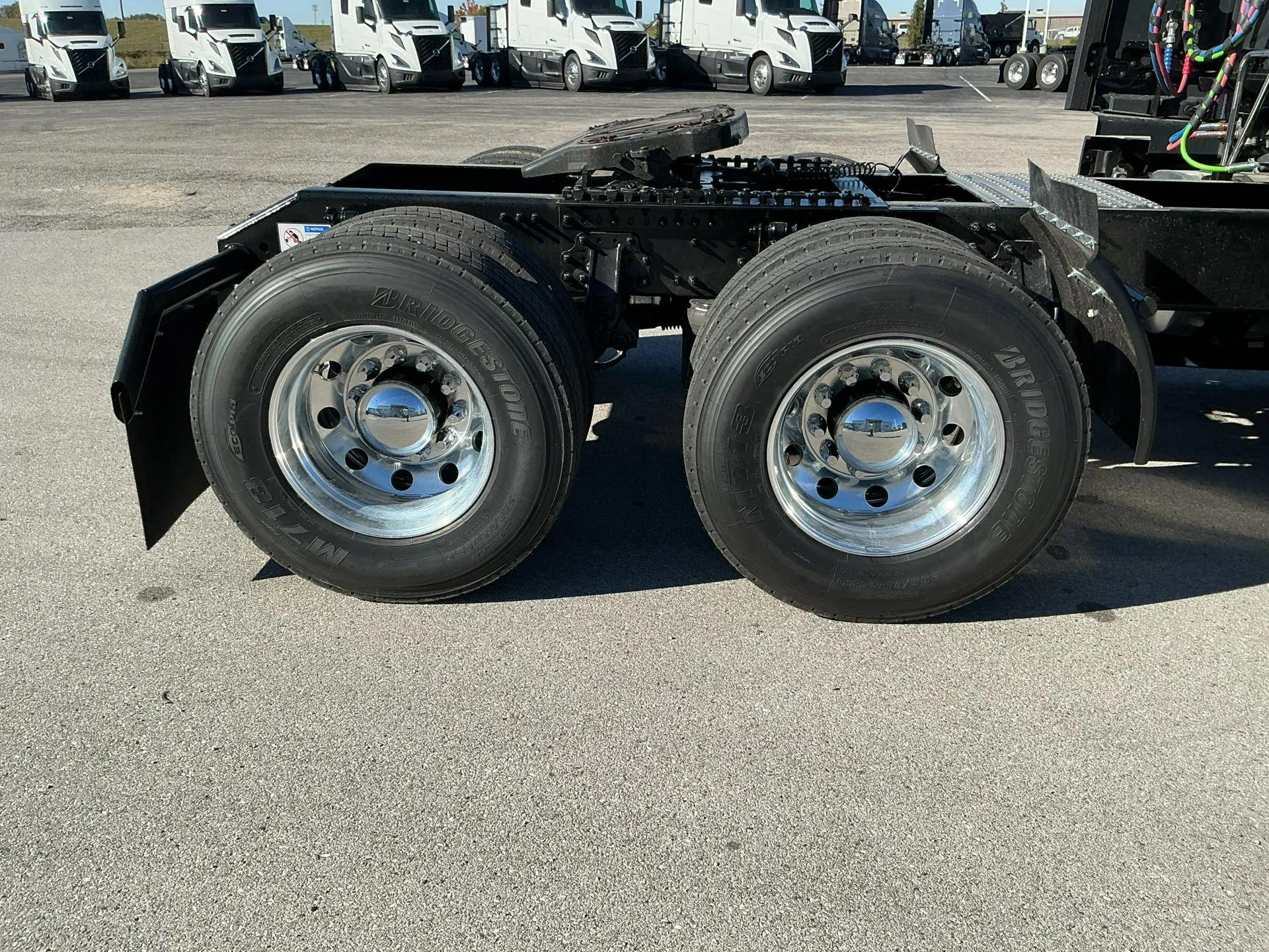 2026 Volvo VNL 860 in Indianapolis, IN — photo 20