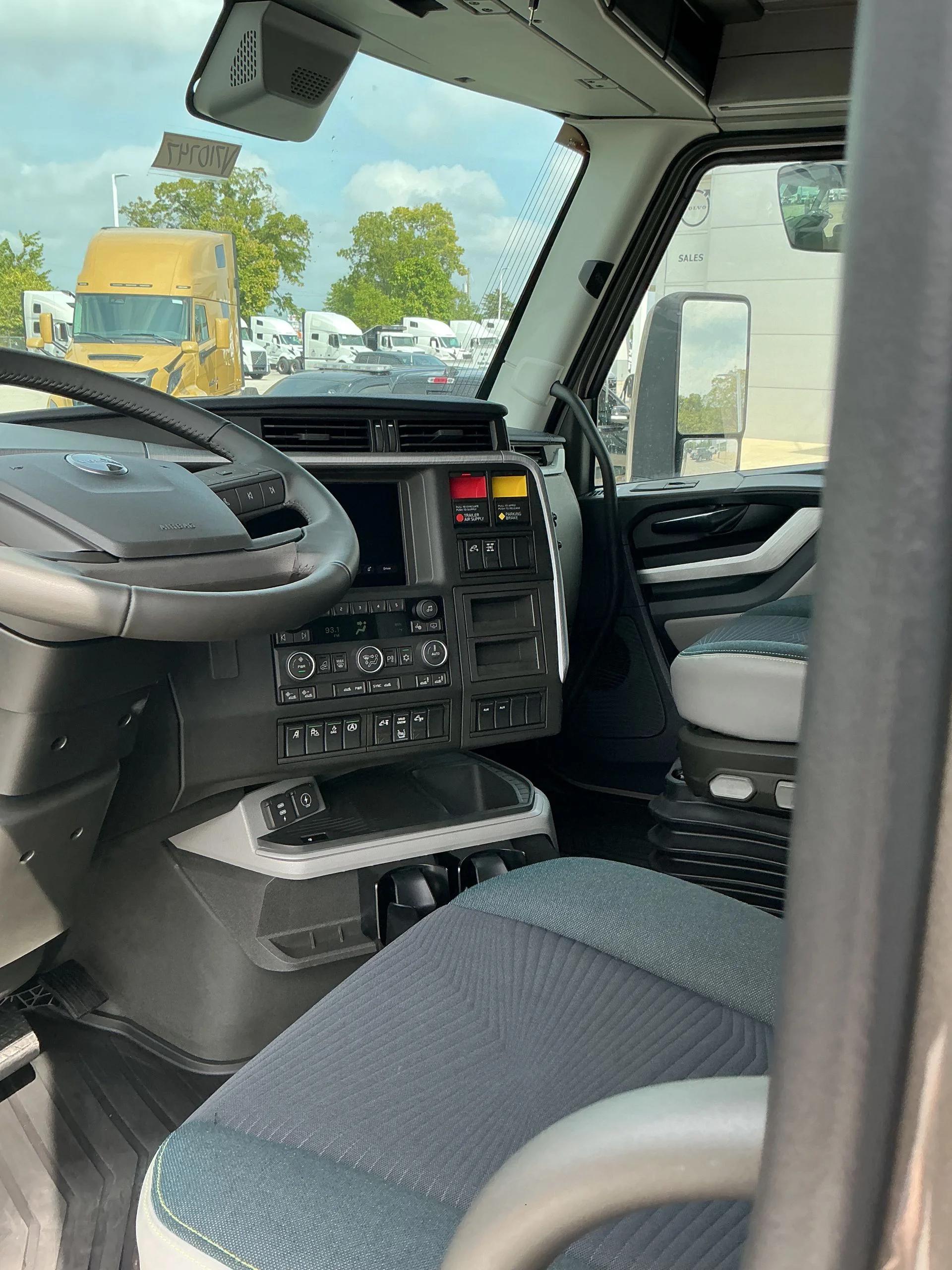 2026 Volvo VNL 860 in Indianapolis, IN — photo 12