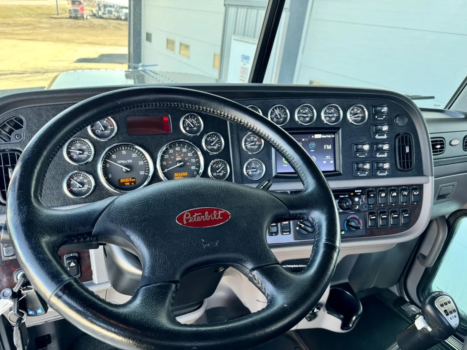 2020 Peterbilt 389 in New Lenox, IL — photo 16