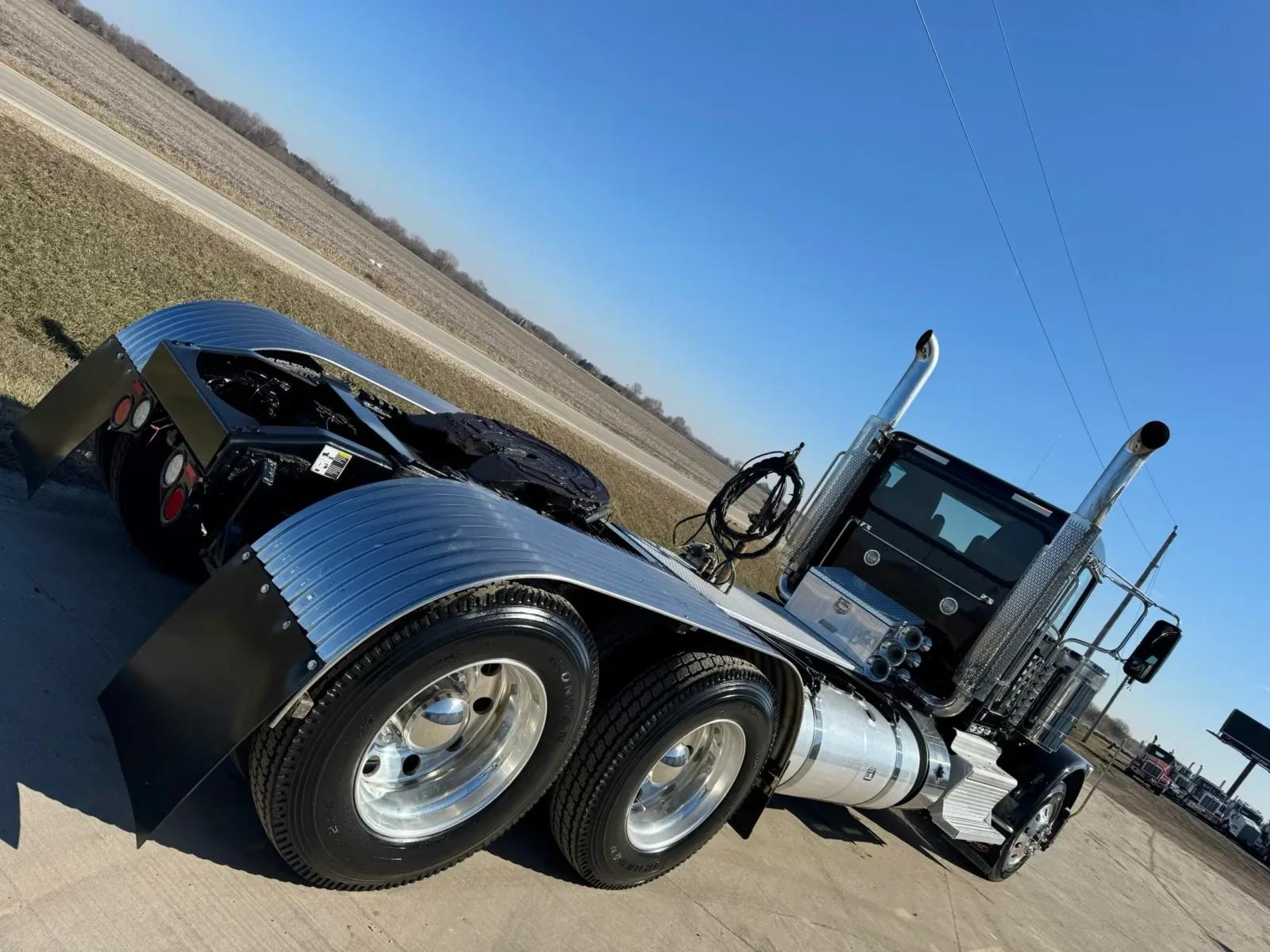 2020 Peterbilt 389 in New Lenox, IL — photo 11