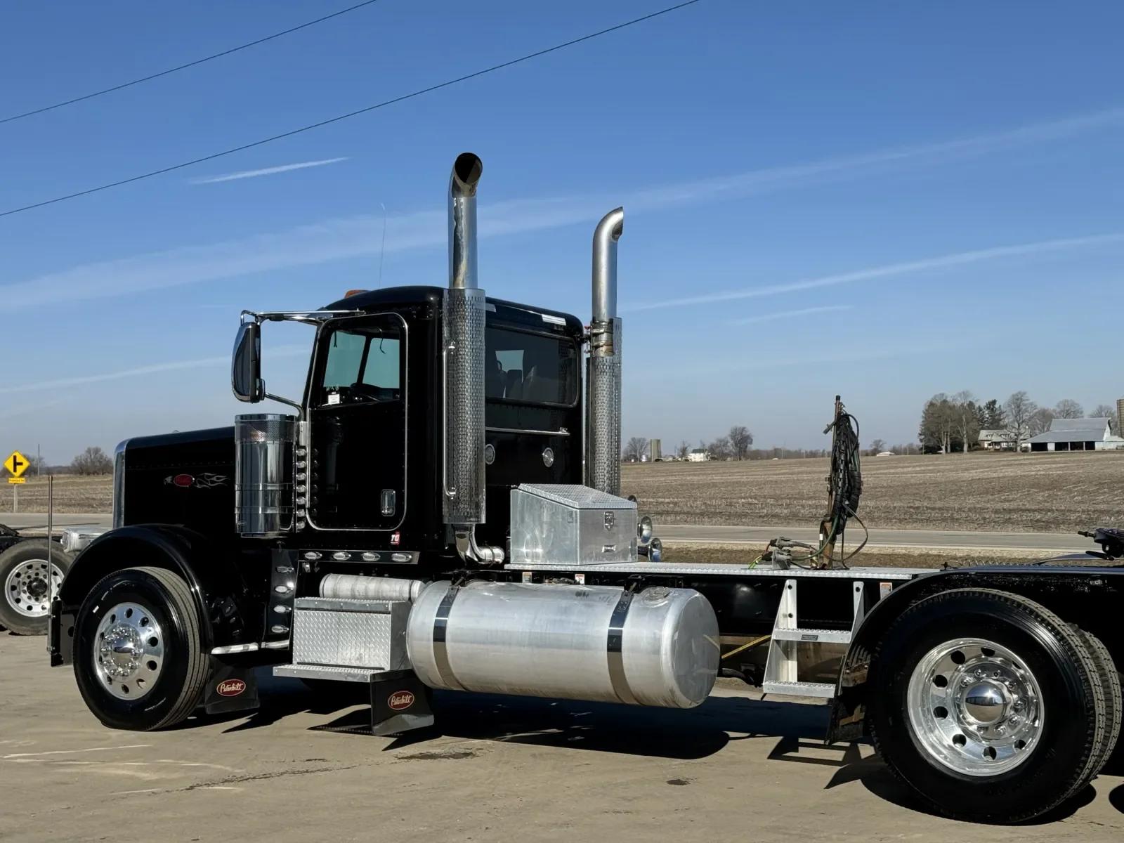 2020 Peterbilt 389 in New Lenox, IL — photo 8