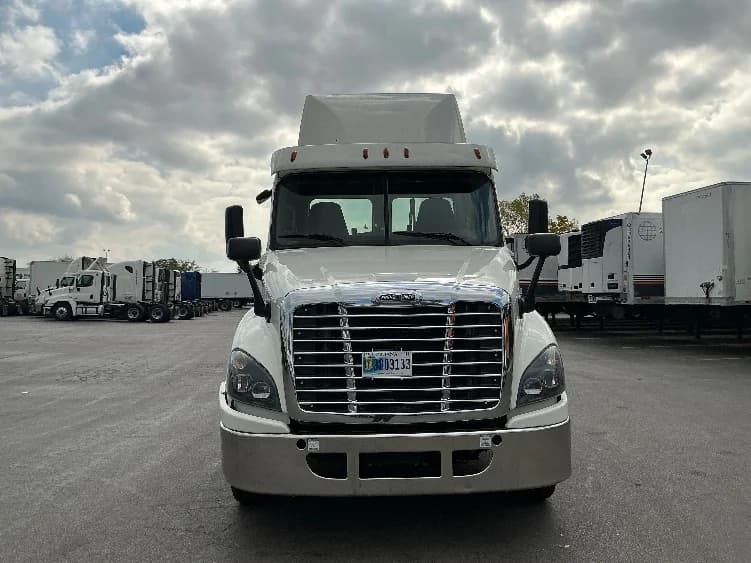 2019 Freightliner Cascadia in La Porte, IN — photo 2