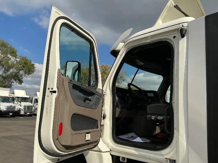2019 Freightliner Cascadia in La Porte, IN — photo 9