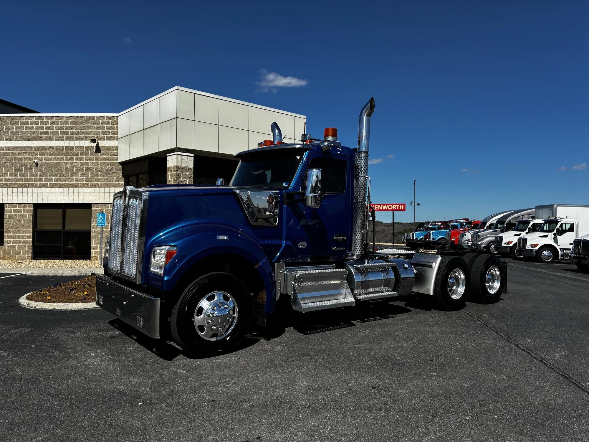 2022 Kenworth W990