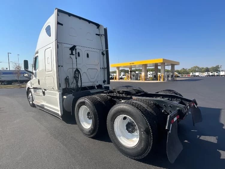 2022 Freightliner Cascadia in La Porte, IN — photo 5