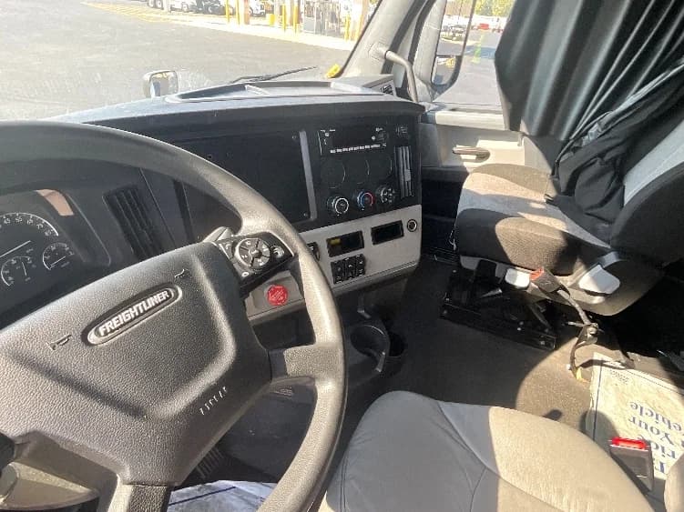 2022 Freightliner Cascadia in La Porte, IN — photo 10