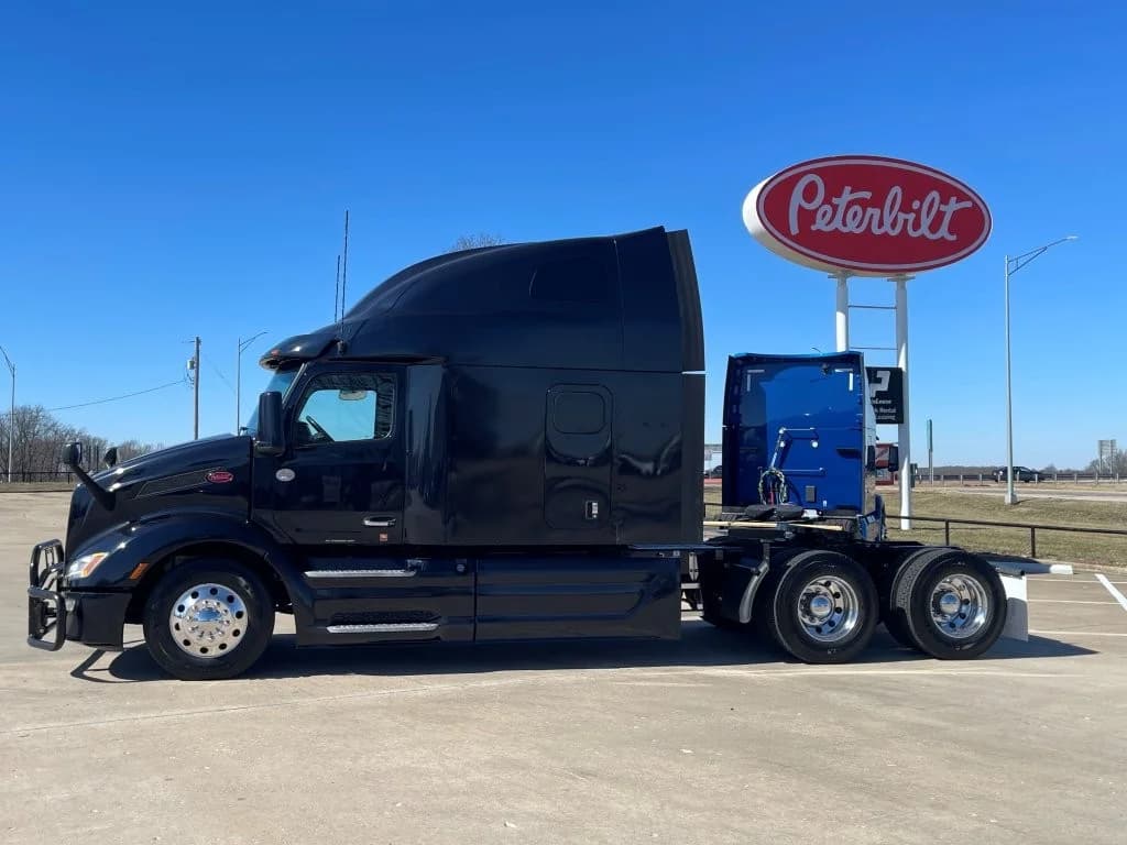 2023 Peterbilt 579 in Lowell, AR — photo 2