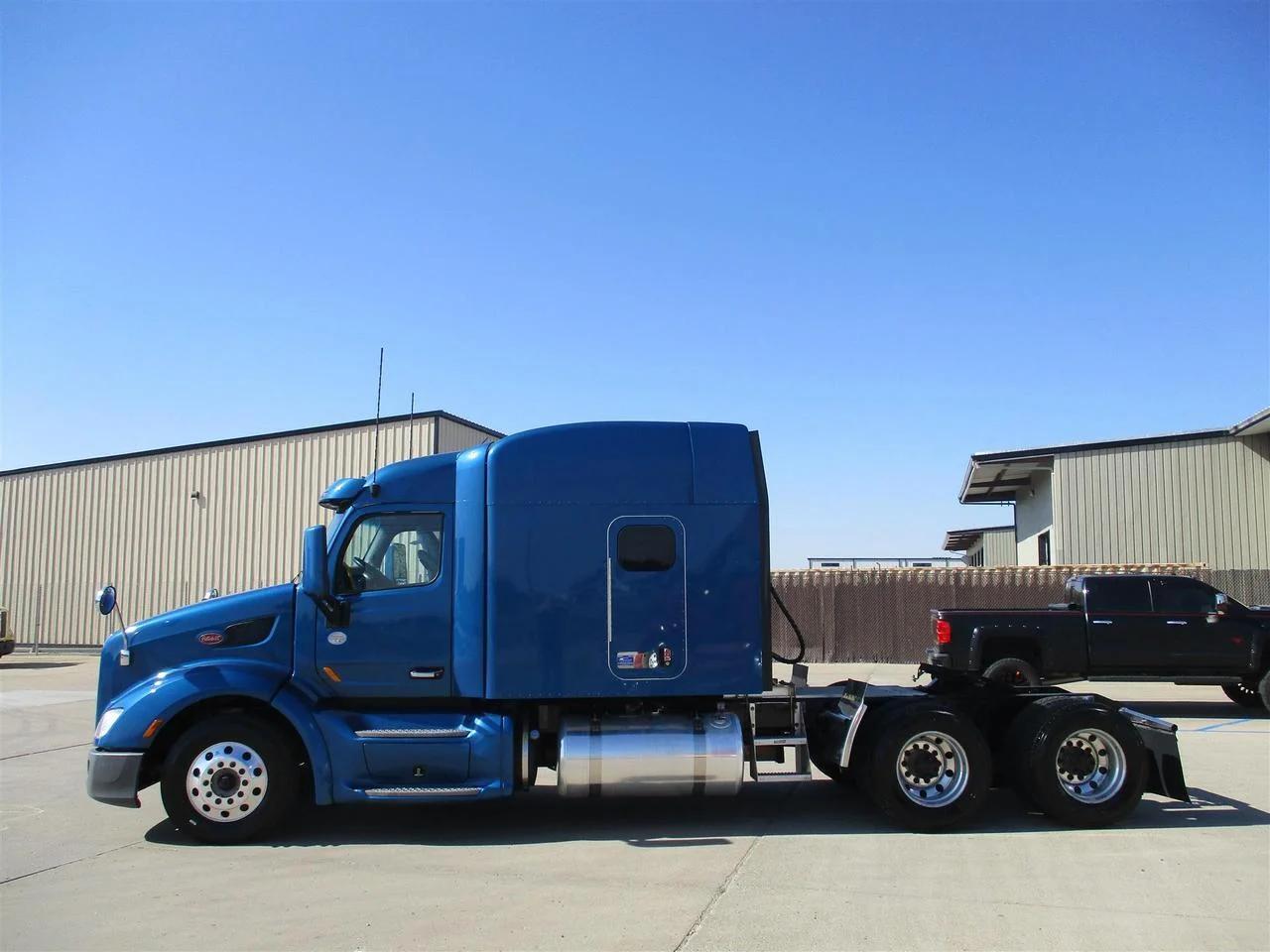 2022 Peterbilt 579 in South St. Paul, MN — photo 3