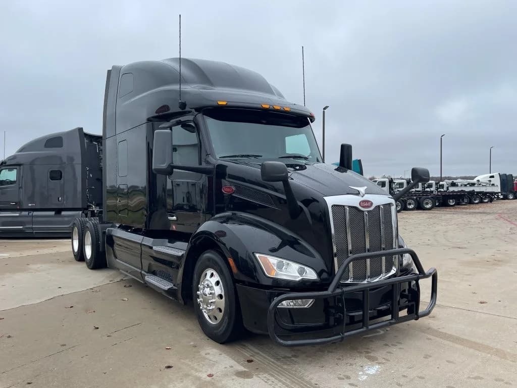 2023 Peterbilt 579 in Evansville, IN — photo 7