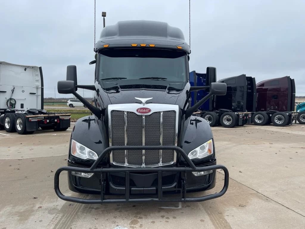2023 Peterbilt 579 in Evansville, IN — photo 8