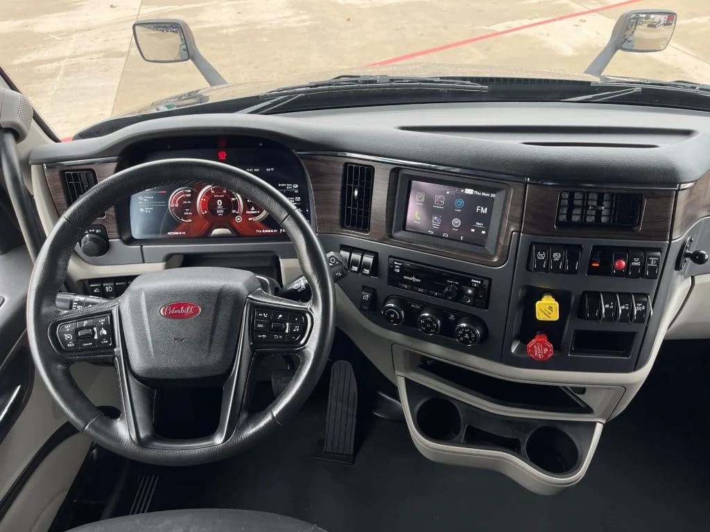 2023 Peterbilt 579 in Evansville, IN — photo 12