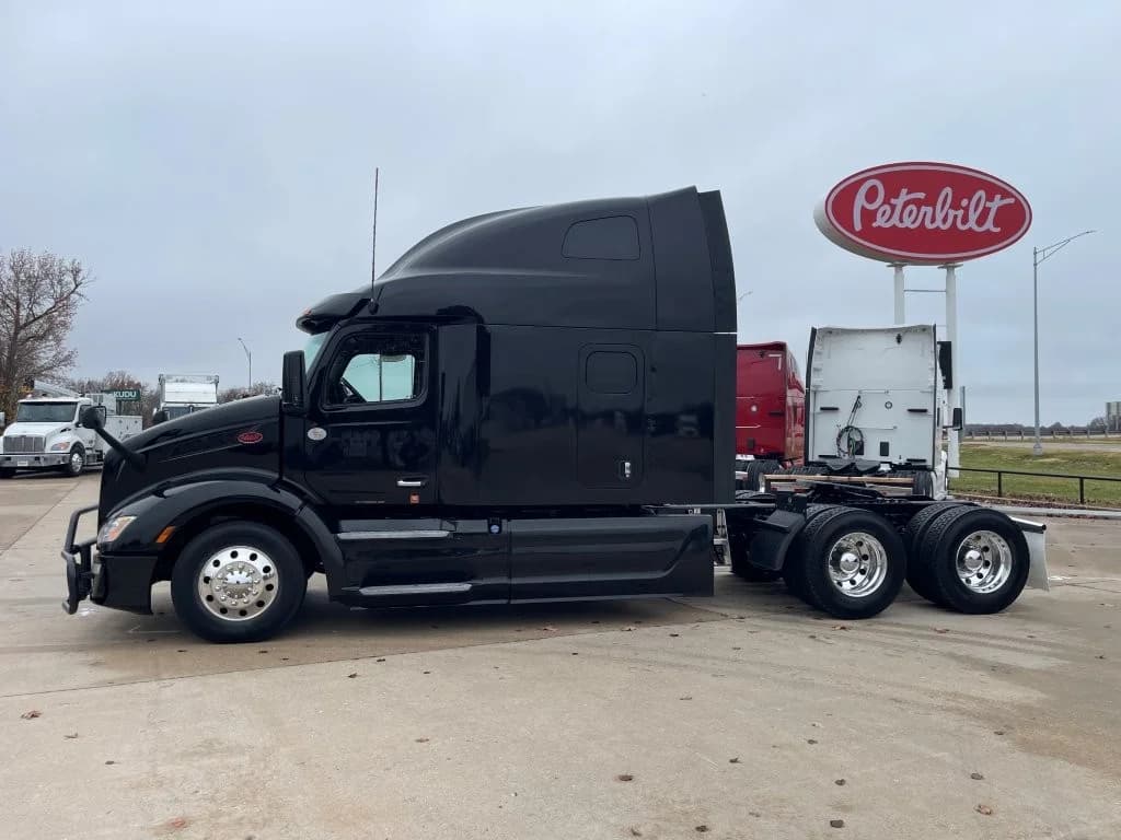 2023 Peterbilt 579 in Evansville, IN — photo 2