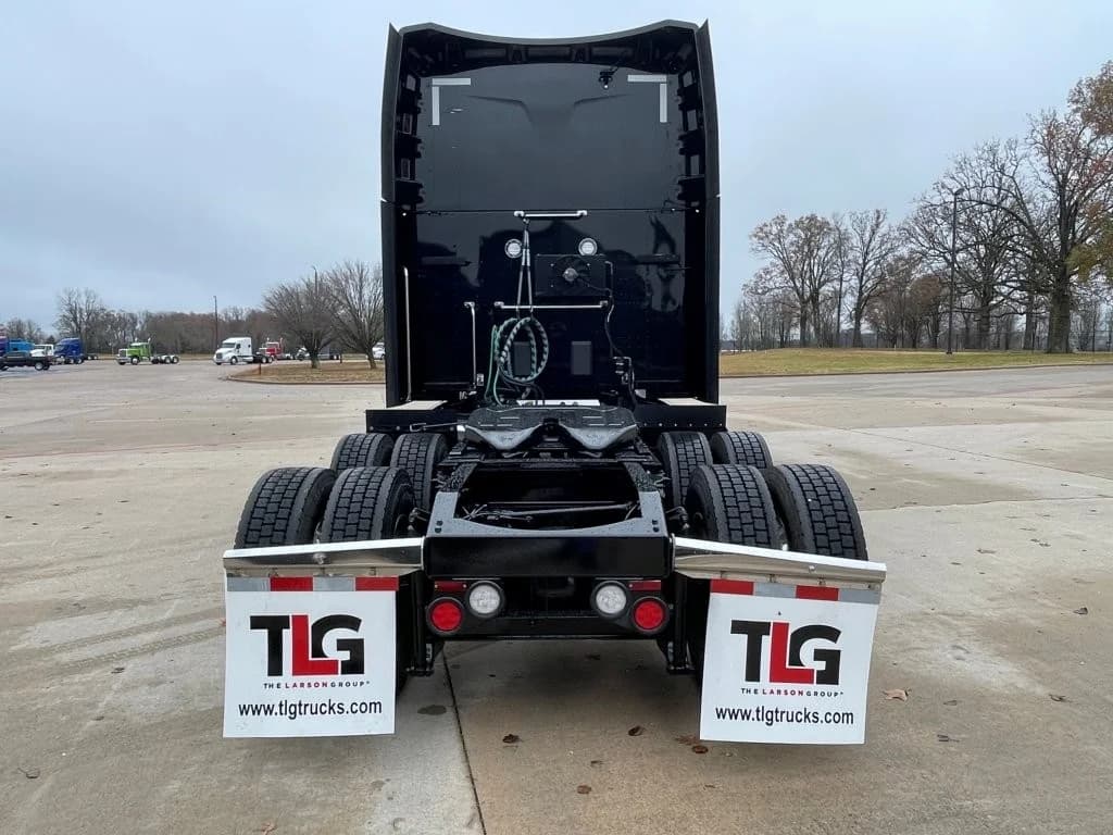 2023 Peterbilt 579 in Evansville, IN — photo 4