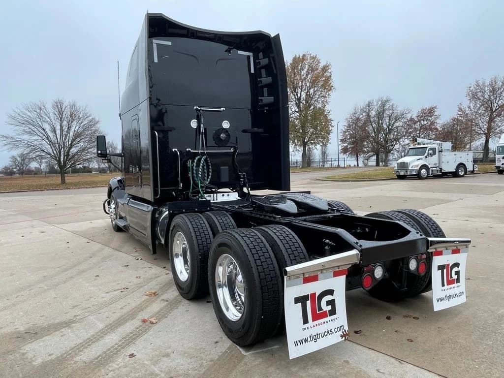 2023 Peterbilt 579 in Evansville, IN — photo 3
