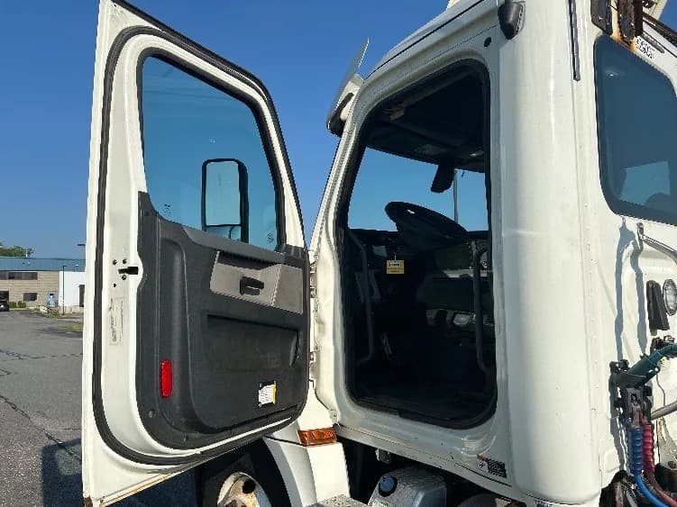 2019 Freightliner Cascadia in Londonderry, NH — photo 9