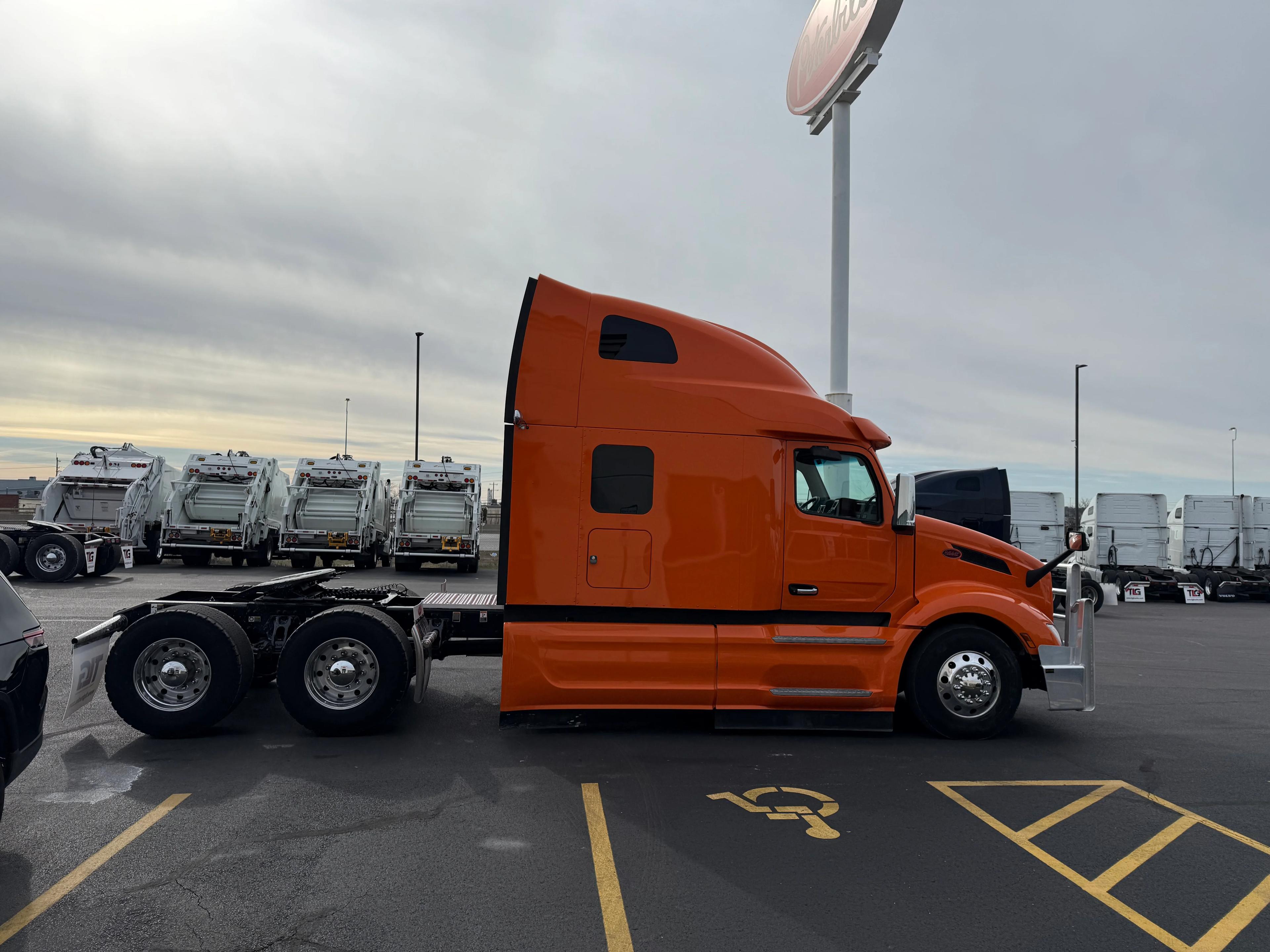 2023 Peterbilt 579 in Cincinnati, OH — photo 6
