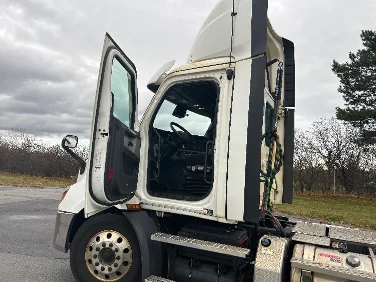 2021 Freightliner Cascadia in Rochester, NY — photo 9