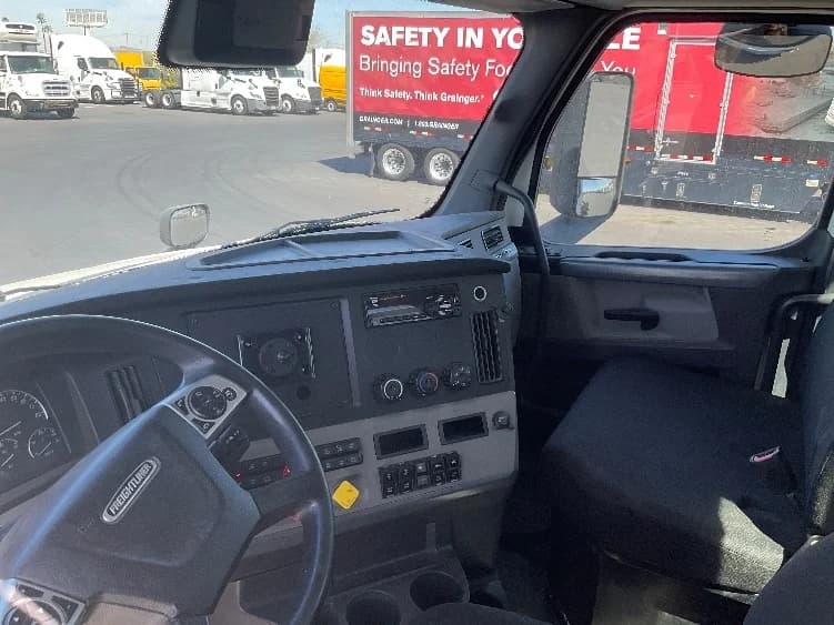 2020 Freightliner Cascadia in Phoenix, AZ — photo 10