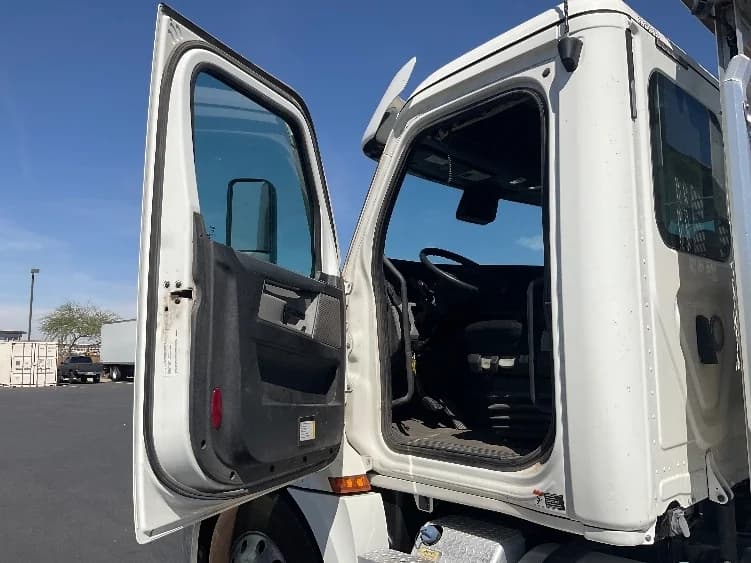 2020 Freightliner Cascadia in Phoenix, AZ — photo 9