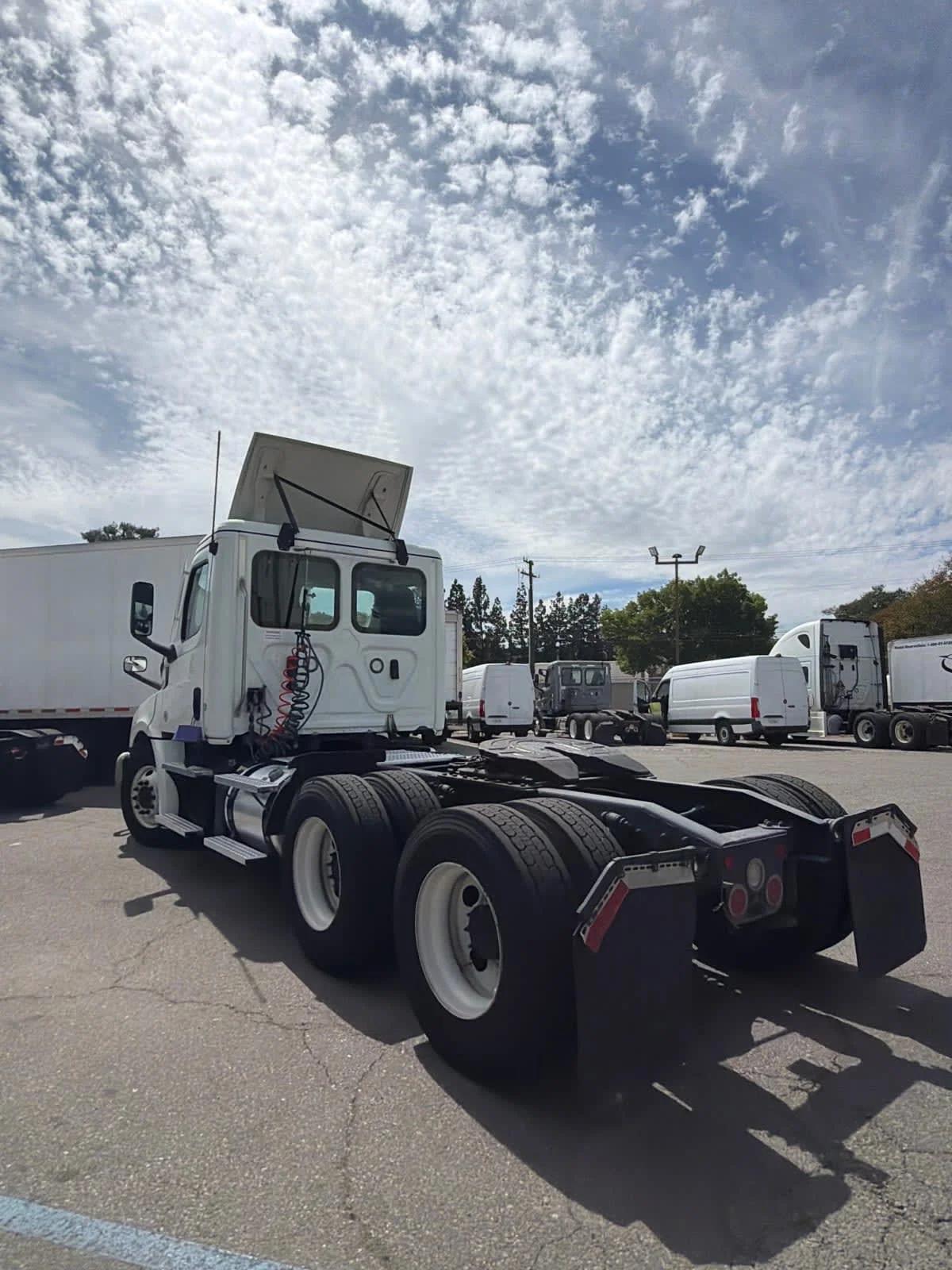 2021 Freightliner Cascadia in Pomona, CA — photo 6